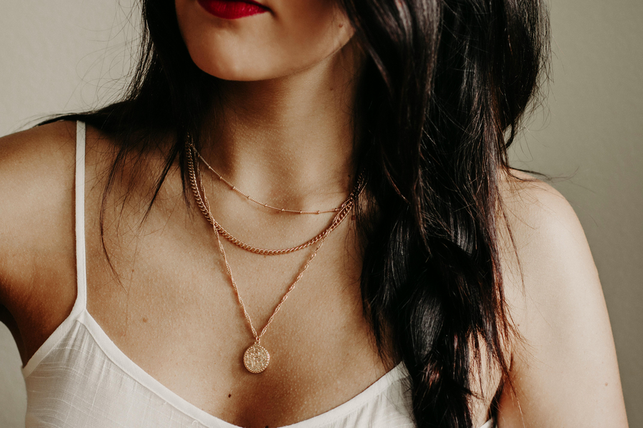Halsband i guld symbol för elegans och stil
