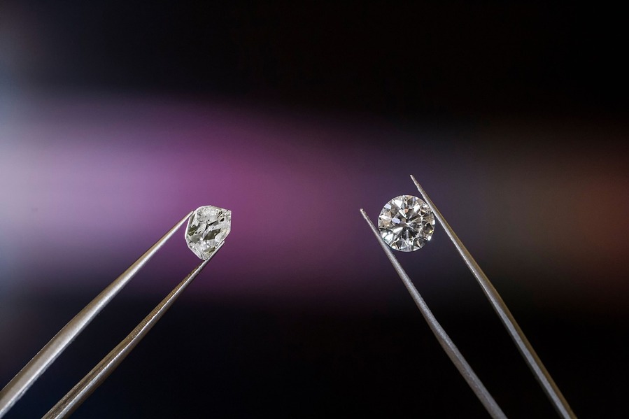 Bländande diamantsmycken: Att välja rätt form och kvalitet för din perfekta gnista